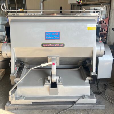 ৭০০০ কেজি গলভযুক্ত কার্টন ডাই কাটিং মেশিন ম্যানুয়াল ফিডার এবং মেশিন ওজন সহ ১৫০০ কেজি শিল্পের জন্য উপযুক্ত